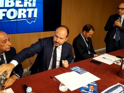 Video. Regionali. L'On. Piscitelli (Lega) fa il pieno di persone e di entusiasmo sotto gli occhi del Sottosegr. Freni e dell'On. Zinzi