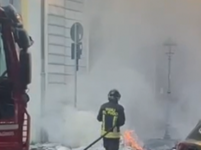 Video. Caserta. Fiamme in centro. Rifiuti cassone camion prendono fuoco. Autista li scarica in strada provvidenzialmente