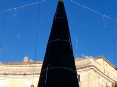 Video. Caserta. In anteprima il nuovo albero di Natale in piazza Dante con le luci accese