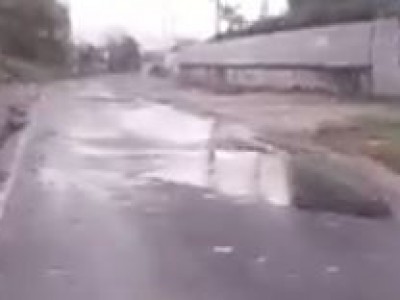 Video Caserta. Via delle Industrie tra piscine e voragini. E non � la prima volta