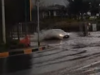 Video. Caserta. Maltempo. La rotatoria di via Marchesiello si trasforma in una piscina