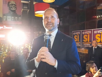 Video. Caserta. Gremitissimo il Vovo Pacomio per l'incontro sul referendum della Lega. Chi c'era