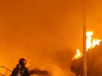 Video. Grosso incendio all'interno di un capannone a Castel Volturno. Sul posto da ore i Vigili del Fuoco