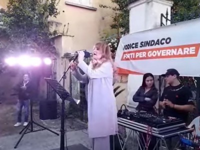 Video. Marcianise al voto. Gremito il cortile di Palazzo Scognamiglio per la presentazione della Iodice