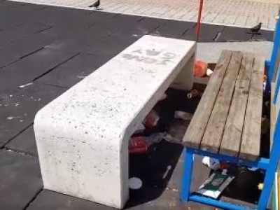 Video. Caserta. Parco giochi bambini completamente abbandonato e pieno di immondizia. Che brutte immagini