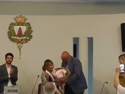 Video. Marcianise. Il Sindaco Iodice riceve un grosso mazzo di fiori e parla per la prima volta in pubblico da Sindaco