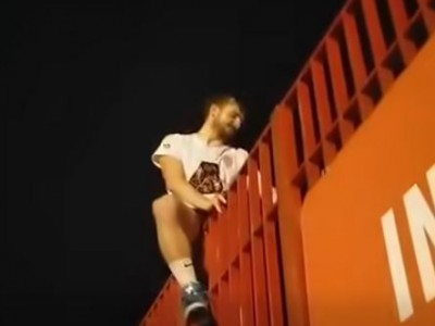 Video. Festa Juvecaserta che vola in A2. Capitan D'Argenzio sale in cima al cancello, solleva la coppa e intona i cori dei supporters