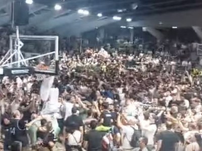 Video. Juvecaserta promossa in A2 di basket. I tifosi invadono il parquet ed operano il taglio della retina