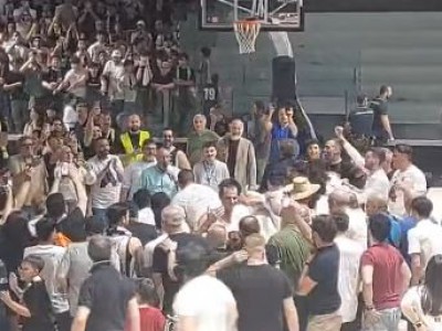 Video. La Juvecaserta promossa in A2. La squadra solleva il trofeo dei Campioni