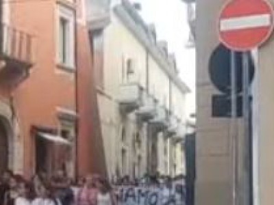 Video. Maddaloni. Villaggio dei Ragazzi. Il corteo pacifico di protesta: decine di persone presenti