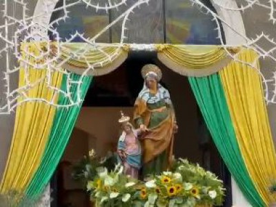 Video. Caserta. L'uscita di Sant'Anna dal santuario davanti a centinaia di persone