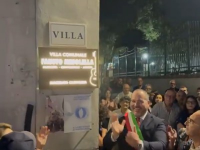 Video. Macerata Campania. Villa Comunale intitolata all'artista Fausto Mesolella: si scopre la targa