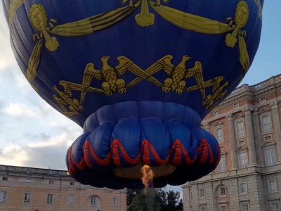 Video. Caserta. 237 anni dopo torna una mongolfiera alla Reggia. Centinaia di persone presenti in piazza