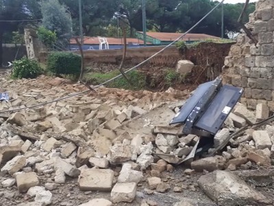 Video. Caserta. Boato in seguito ad un crollo di un muro in via Laviano, altezza circolo Tennis. La situazione 