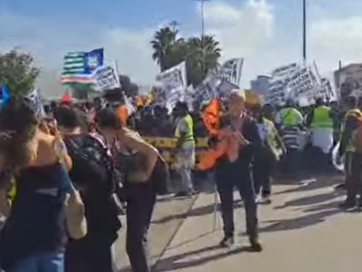 Video. Castel Volturno. Migliaia di persone presenti al corteo contro la realizzazione del centro per i rimpatri degli stranieri