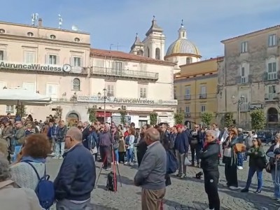 Video. Sessa Aurunca. Piazza gremita per dire 'no' alla chiusura dei punti nascita anche a Piedimonte M. Presente On. Oliviero
