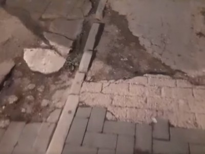 Video. Caserta abbandonata. A pochi passi dall'ingresso della Reggia di Corso Giannone questa � la situazione marciapiede 