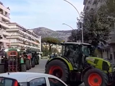 Video. Caserta. La protesta pacifica del comparto agricolo contro caro vita: decine di trattori in strada 