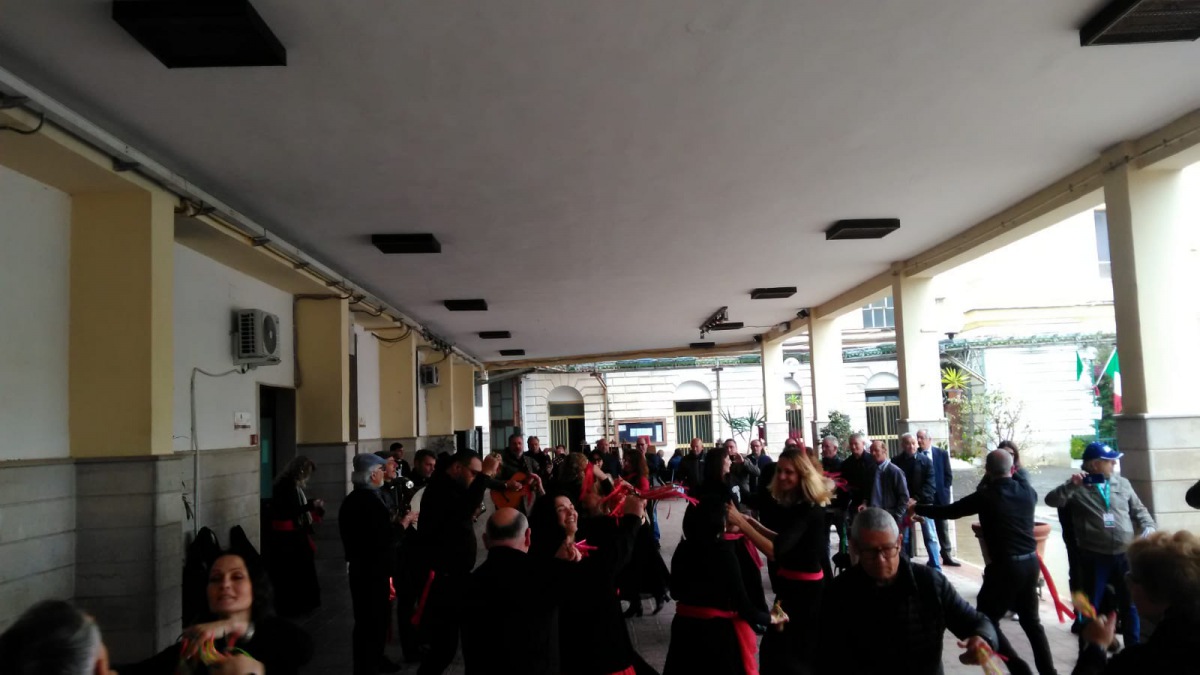 In attesa del via l'esibizione delle tammorre